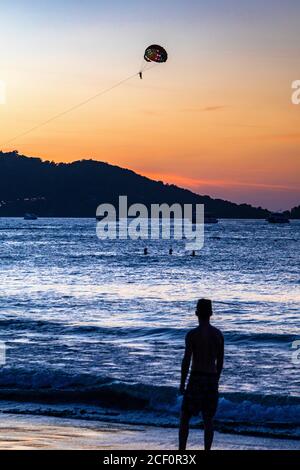 Parapente sur la mer d'Andaman au coucher du soleil, Patong, Phuket, Thaïlande Banque D'Images