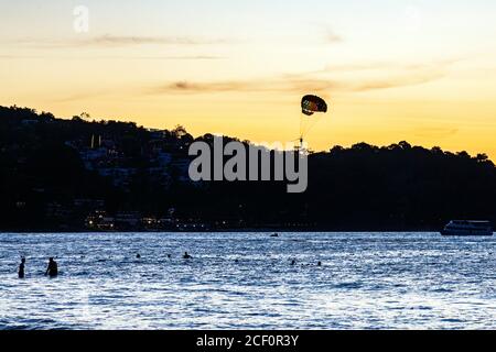 Parapente sur la mer d'Andaman au coucher du soleil, Patong, Phuket, Thaïlande Banque D'Images