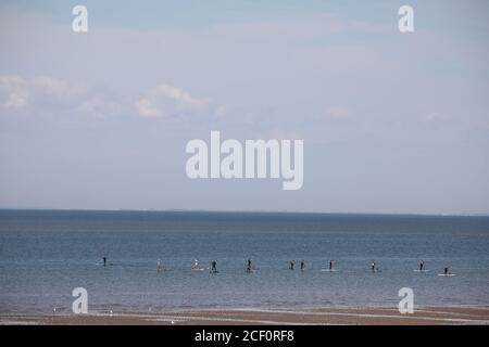 Hunstanton, Royaume-Uni. 02 septembre 2020. Paddleboarders en mer lors d'une belle journée ensoleillée aujourd'hui à Hunstanton à Norfolk, Royaume-Uni. Crédit : Paul Marriott/Alay Live News Banque D'Images