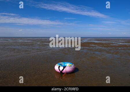 Hunstanton, Royaume-Uni. 02 septembre 2020. Un anneau gonflable sur la plage lors d'une belle journée ensoleillée aujourd'hui à Hunstanton à Norfolk, Royaume-Uni. Crédit : Paul Marriott/Alay Live News Banque D'Images