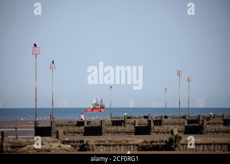 Hunstanton, Royaume-Uni. 02 septembre 2020. Un bateau de pêche en mer, comme la marée basse expose la défense de la mer gronnes lors d'une belle journée ensoleillée aujourd'hui à Hunstanton dans Norfolk, Royaume-Uni. Crédit : Paul Marriott/Alay Live News Banque D'Images