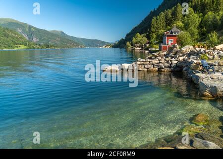 Balestrand (appelé localement Holmen) Sogndal, Vestland, Norvège. Sur la rive nord de la Sognefjorden. Un arrêt touristique majeur depuis les années 1800. Banque D'Images