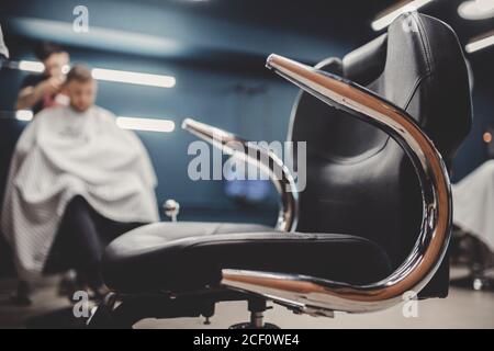 Arrière-plan flou Barbershop. Coiffeur et salon de coiffure, salon de coiffure pour hommes Banque D'Images