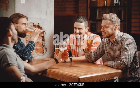 Boire des verres de la bière artisanale en pub, groupe d'amis. Concept soir après le travail de l'amitié réunion Banque D'Images