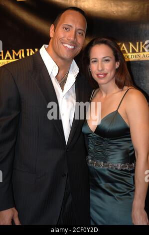 FORT LAUDERDALE, FL - DÉCEMBRE 14 : l'acteur Dwayne 'The Rock' Johnson et la femme Dany à la Toutankhamon et l'âge d'or des pharaons inauguration de l'exposition au Musée d'art de ft. Lauderdale le 14 décembre 2005 à fort Lauderdale, en Floride. Personnes; Dwayne 'The Rock' Johnson; Dany Johnson Credit: Storms Media Group/Alay Live News Banque D'Images