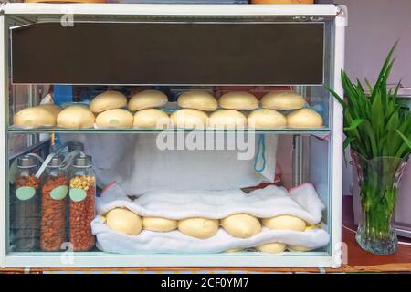 Boulettes vietnamiennes traditionnelles cuites à la vapeur Banh Bao Tuoi sur un distributeur automatique. Cuisine de rue asiatique Banque D'Images