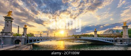 Célèbre pont Alexandre III à Paris au coucher du soleil, France Banque D'Images