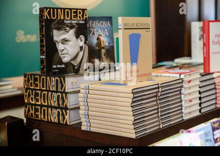 Copies du dernier roman de Milan Kundera, Slavnost bezvyznamnosti (la tête de l'insignifiance; Le Festival de l'insignifiance) qui est le premier depuis de nombreuses années que Kundera, originaire de France depuis 1975, a autorisé à traduire en tchèque, en particulier pour l'éditeur Atlantis, est exposé dans une librairie le 2 septembre 2020, à Brno, République Tchèque. Outre le roman sont également exposés des copies de la biographie littéraire de Kundera par Jan Novak appelé Kundera: Cesky zivot a doba (Kundera: La vie et les temps tchèques). Novak a travaillé sur le roman biographique pendant quatre ans. Mais il n'a pas fait de ta Banque D'Images