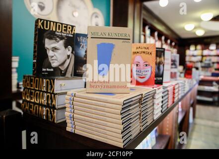 Copies du dernier roman de Milan Kundera, Slavnost bezvyznamnosti (la tête de l'insignifiance; Le Festival de l'insignifiance) qui est le premier depuis de nombreuses années que Kundera, originaire de France depuis 1975, a autorisé à traduire en tchèque, en particulier pour l'éditeur Atlantis, est exposé dans une librairie le 2 septembre 2020, à Brno, République Tchèque. Outre le roman sont également exposés des copies de la biographie littéraire de Kundera par Jan Novak appelé Kundera: Cesky zivot a doba (Kundera: La vie et les temps tchèques). Novak a travaillé sur le roman biographique pendant quatre ans. Mais il n'a pas fait de ta Banque D'Images