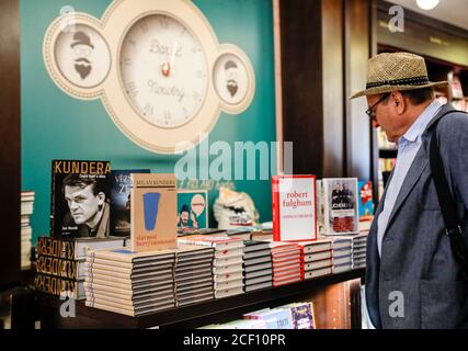 Copies du dernier roman de Milan Kundera, Slavnost bezvyznamnosti (la tête de l'insignifiance; Le Festival de l'insignifiance) qui est le premier depuis de nombreuses années que Kundera, originaire de France depuis 1975, a autorisé à traduire en tchèque, en particulier pour l'éditeur Atlantis, est exposé dans une librairie le 2 septembre 2020, à Brno, République Tchèque. Outre le roman sont également exposés des copies de la biographie littéraire de Kundera par Jan Novak appelé Kundera: Cesky zivot a doba (Kundera: La vie et les temps tchèques). Novak a travaillé sur le roman biographique pendant quatre ans. Mais il n'a pas fait de ta Banque D'Images