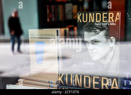 Copies du dernier roman de Milan Kundera, Slavnost bezvyznamnosti (la tête de l'insignifiance; Le Festival de l'insignifiance) qui est le premier depuis de nombreuses années que Kundera, originaire de France depuis 1975, a autorisé à traduire en tchèque, en particulier pour l'éditeur Atlantis, est exposé dans une librairie le 2 septembre 2020, à Brno, République Tchèque. Outre le roman sont également exposés des copies de la biographie littéraire de Kundera par Jan Novak appelé Kundera: Cesky zivot a doba (Kundera: La vie et les temps tchèques). Novak a travaillé sur le roman biographique pendant quatre ans. Mais il n'a pas fait de ta Banque D'Images