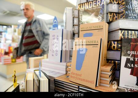 Copies du dernier roman de Milan Kundera, Slavnost bezvyznamnosti (la tête de l'insignifiance; Le Festival de l'insignifiance) qui est le premier depuis de nombreuses années que Kundera, originaire de France depuis 1975, a autorisé à traduire en tchèque, en particulier pour l'éditeur Atlantis, est exposé dans une librairie le 2 septembre 2020, à Brno, République Tchèque. Outre le roman sont également exposés des copies de la biographie littéraire de Kundera par Jan Novak appelé Kundera: Cesky zivot a doba (Kundera: La vie et les temps tchèques). Novak a travaillé sur le roman biographique pendant quatre ans. Mais il n'a pas fait de ta Banque D'Images