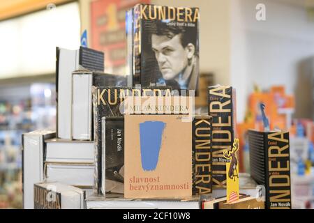 Copies du dernier roman de Milan Kundera, Slavnost bezvyznamnosti (la tête de l'insignifiance; Le Festival de l'insignifiance) qui est le premier depuis de nombreuses années que Kundera, originaire de France depuis 1975, a autorisé à traduire en tchèque, en particulier pour l'éditeur Atlantis, est exposé dans une librairie le 2 septembre 2020, à Brno, République Tchèque. Outre le roman sont également exposés des copies de la biographie littéraire de Kundera par Jan Novak appelé Kundera: Cesky zivot a doba (Kundera: La vie et les temps tchèques). Novak a travaillé sur le roman biographique pendant quatre ans. Mais il n'a pas fait de ta Banque D'Images