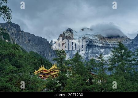 Temple de Chongqing, temple tibétain à Yading, Sichuan, Chine. Banque D'Images