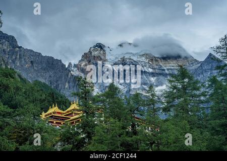 Temple de Chongqing, temple tibétain à Yading, Sichuan, Chine. Banque D'Images