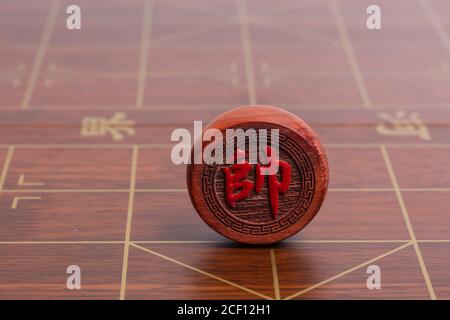 Pièces d'échecs chinois en bois sur fond blanc Banque D'Images