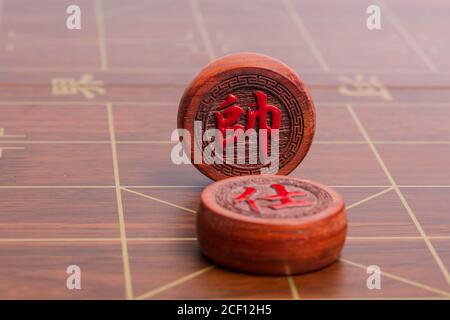 Pièces d'échecs chinois en bois sur fond blanc Banque D'Images