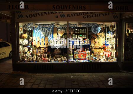 La boutique de cadeaux sur Kaufingerstrasse la nuit à Munich, en Allemagne Banque D'Images