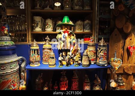 La boutique de cadeaux sur Kaufingerstrasse la nuit à Munich, en Allemagne Banque D'Images