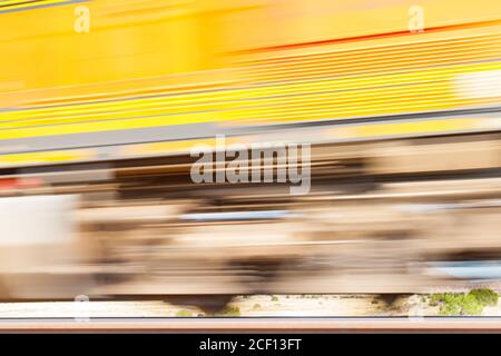 Flou de train de marchandises en train de se merde par la fermeture à travers les plaines Nouveau Mexique États-Unis. Banque D'Images