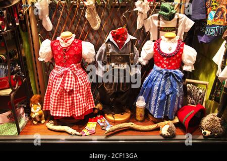 La boutique de cadeaux sur Kaufingerstrasse la nuit à Munich, en Allemagne Banque D'Images