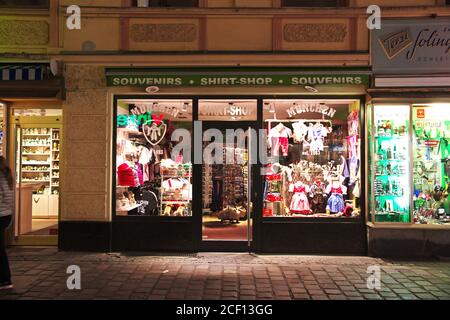 La boutique de cadeaux sur Kaufingerstrasse la nuit à Munich, en Allemagne Banque D'Images