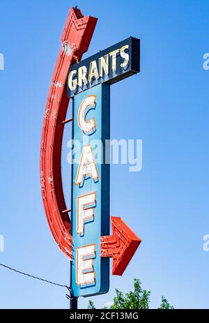 Grant, États-Unis - septembre 20 2015; Old tatty Retro café néon bleu et rouge signe icontre bleu ciel dans la journée à Grants Nouveau-Mexique Banque D'Images