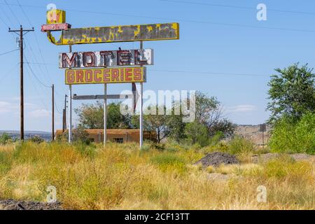 San Fidel, Nouveau-Mexique, États-Unis. - septembre 20 2015; Whiting Bros, Motel et panneau d'épicerie, dans l'état non soigné sur la route historique 66, Banque D'Images