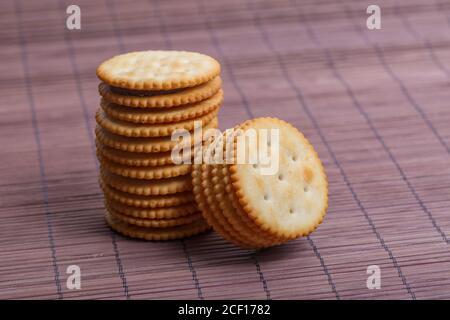 Biscuits sandwich crème sur fond de rideau de bambou Banque D'Images