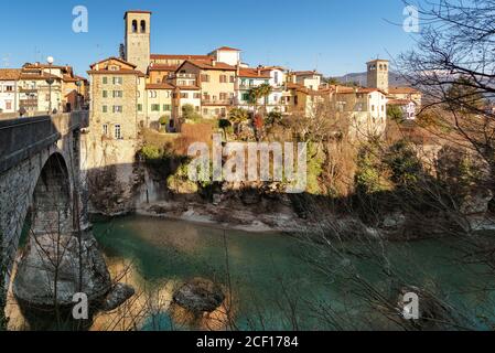 Vue sur la Cividale del Friuli et la rivière Natisone, province d'Udine, Friuli Venezia Giulia, Italie. Belle ville italienne, patrimoine mondial de l'UNESCO. Banque D'Images