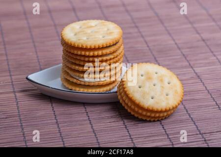 Biscuits sandwich crème sur fond de rideau de bambou Banque D'Images