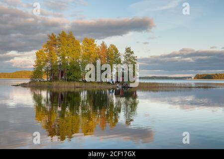 Petite île sur le lac avec maison de campagne en Finlande. Banque D'Images