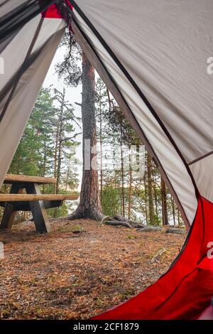 Camping touristique au lever du soleil dans le parc national finlandais de Carélie, Finlande. Banque D'Images