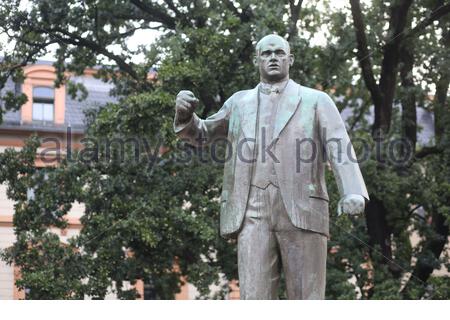 Une statue d'Ernst Thälmann, un politicien communiste allemand, et chef du Parti communiste d'Allemagne de 1925 à 1933, dans la ville de Weimar. Banque D'Images