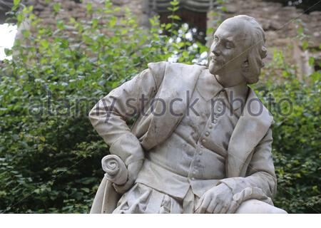 Une statue du dramaturge anglais William Shakespeare, dans un parc à Weimar, en Allemagne, par beau temps. Banque D'Images