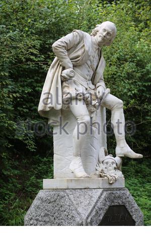 Une statue du dramaturge anglais William Shakespeare, dans un parc à Weimar, en Allemagne, par beau temps. Banque D'Images