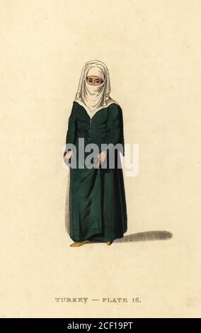 Femme turque de Constantinople (Istanbul), Empire ottoman. Elle porte une robe feredje verte, et une coiffure blanche avec voile ou maharma. Gravure sur plaque de coperplate de couleur main d'après Octavian Dalvimart de la traduction de William Alexander des représentations pittoresques de la robe et des manières des Turcs, Thomas m'Lean, Londres, 1814. Banque D'Images