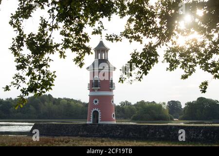 Moritzburg, Allemagne. 03ème septembre 2020. Le soleil se lève derrière le phare intérieur sur les rives du Großteich. Credit: Sebastian Kahnert/dpa-Zentralbild/ZB/dpa/Alay Live News Banque D'Images