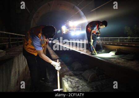 Rongjiang. 3 septembre 2020. Les membres du personnel effectuent des travaux d'entretien et d'inspection dans un tunnel sur la section Rongjiang-Congjiang du chemin de fer à grande vitesse Guiyang-Guangzhou, dans la province de Guizhou, dans le sud-ouest de la Chine, le 3 septembre 2020. Credit: Liu Xu/Xinhua/Alay Live News Banque D'Images