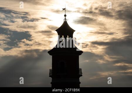 Moritzburg, Allemagne. 03ème septembre 2020. Le phare intérieur sur la rive de l'étang de Großteich se distingue comme une silhouette derrière le soleil levant. Credit: Sebastian Kahnert/dpa-Zentralbild/ZB/dpa/Alay Live News Banque D'Images