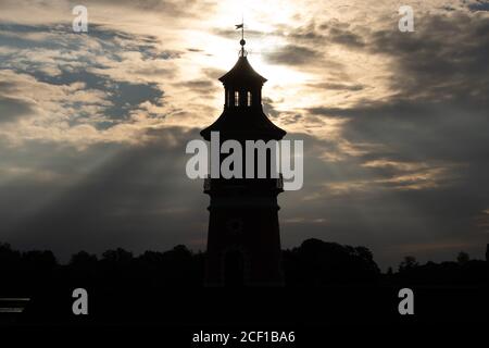 Moritzburg, Allemagne. 03ème septembre 2020. Le phare intérieur sur la rive de l'étang de Großteich se distingue comme une silhouette derrière le soleil levant. Credit: Sebastian Kahnert/dpa-Zentralbild/ZB/dpa/Alay Live News Banque D'Images