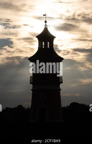 Moritzburg, Allemagne. 03ème septembre 2020. Le phare intérieur sur la rive de l'étang de Großteich se distingue comme une silhouette derrière le soleil levant. Credit: Sebastian Kahnert/dpa-Zentralbild/ZB/dpa/Alay Live News Banque D'Images