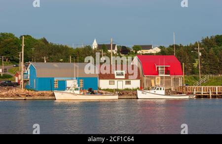 Petit port de pêche avec bateaux amarrés au quai. Stanley Bridge Harbour, Île-du-Prince-Édouard, Canada Banque D'Images