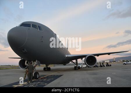 Une Pégase KC-46A affectée à la 22e Escadre de ravitaillement en vol de la base aérienne de McConnell, Kansas, se prépare au décollage le 21 août 2020, à la base aérienne de Hickam, à Hawaï. Le KC-46 faisait partie de la première 931e mission de ravitaillement en carburant aérien de fret de l'escadre qui a aidé à décharger plus de 11,000 livres de palettes vers quatre sites dans le monde en six jours. (É.-U. Photo de la Force aérienne par Tech. Sgt. Abigail Klein) Banque D'Images