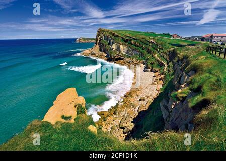 Magnifiques falaises sauvages et vue sur la côte avec l'océan vert et ciel bleu ensoleillé Banque D'Images