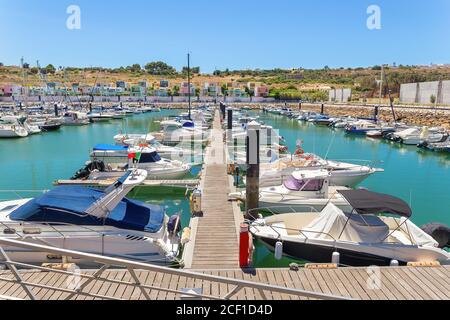 Port au Portugal avec lignes amarrées de bateaux de plaisance à jetée Banque D'Images