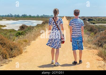 Femme et garçon randonnée sur un sentier de sable sur la côte portugaise zone Banque D'Images