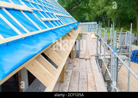 Échafaudage en bois à côté du toit de la nouvelle maison en construction site Banque D'Images