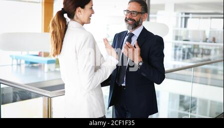 Portrait of happy business people discussing in Banque D'Images