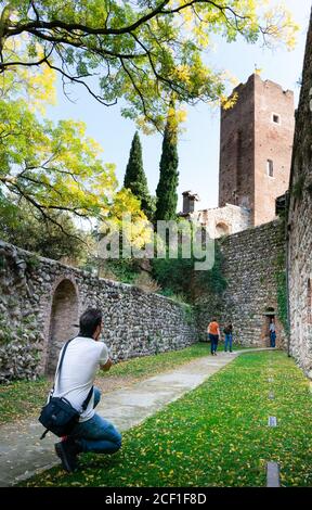 Un touriste photographie les murs du château. Les touristes et les résidents profitent de la belle journée pour découvrir le centre-ville Banque D'Images